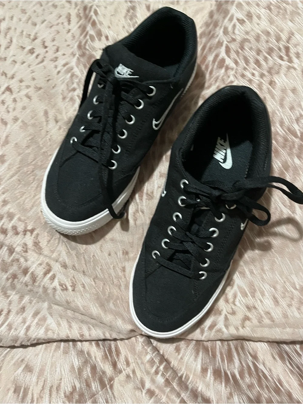 Nike Men's Black and White Low-Top Sneakers